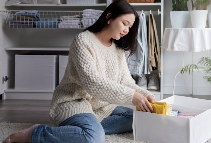 Danshari membantumu tidak belanja secara impulsif dan mampu melepaskan barang yang sudah tidak digunakan/ Foto: Freepik.com