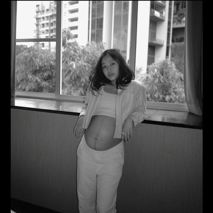 <p>Di foto <em>maternity</em>, Brandon dan Dhika mengusung tema hitam putih. Keduanya mengambil foto di beberapa sudut rumah, seperti kamar mandi dan kamar tidur. Dalam <em>maternity shoot</em>, Dhika memamerkan <em>baby bump</em> kehamilannya yang sudah terlihat besar. (Foto: Instagram @brandonsalim)</p>