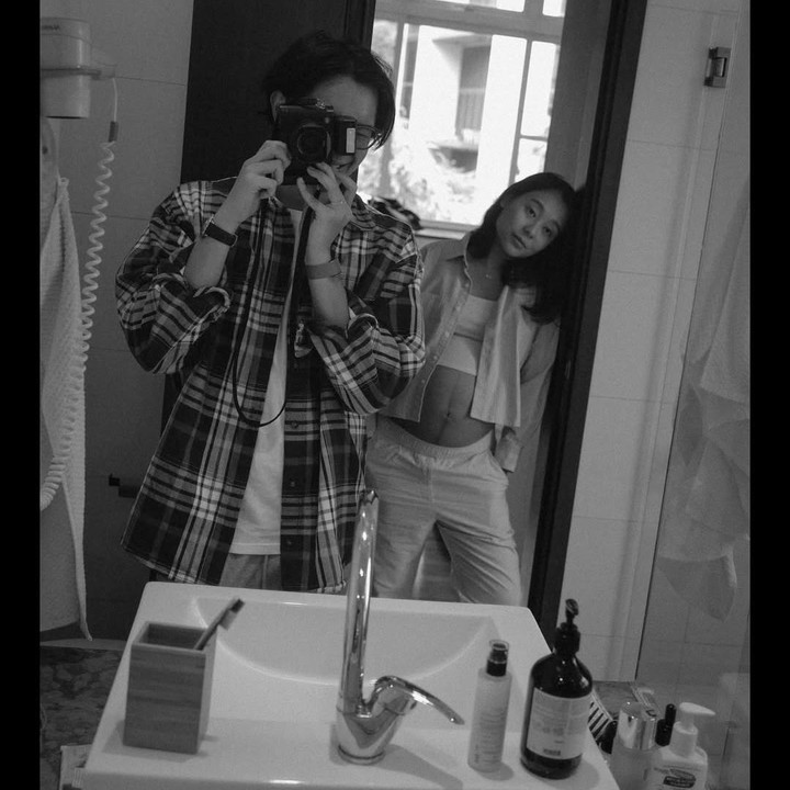 <p>Sebelum melahirkan, Dhika menjalani <em>maternity shoot</em> kehamilan yang begitu spesial karena foto-fotonya diambil sendiri oleh sang suami. Ya, Brandon menggunakan kamera pribadi untuk mengabadikan momen kehamilan sang istri yang sudah memasuki trimester ketiga. (Foto: Instagram @brandonsalim)</p>