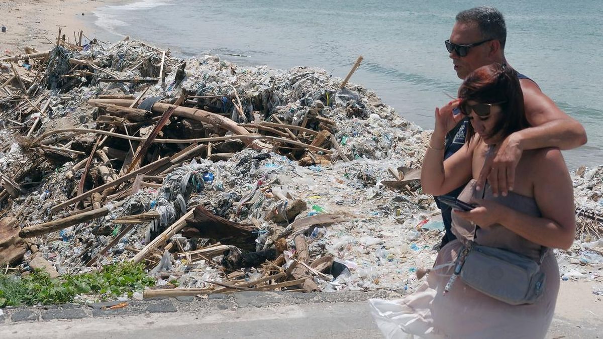 FOTO: Perintah Prabowo Bersihkan Sampah di Pantai Bali