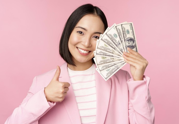 Genkin Shugi mengajak kita terbiasa menggunakan uang tunai untuk mencegah kebiasaan belanja secara impulsif./ Foto: Freepik.com/benzoix