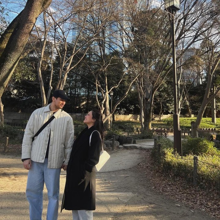 <p>Artis Hanggini tengah menjalani kehamilan pertamanya, Bunda. Baru-baru ini, Hanggini dan suaminya Luthfi Aulia memutuskan untuk <em>babymoon</em> di Jepang. Keduanya menghabiskan <em>quality time</em> bersama menikmati suasana perkotaan di Tokyo, Jepang. (Foto: Instagram @hanggini/ @luthfiaulia)</p>