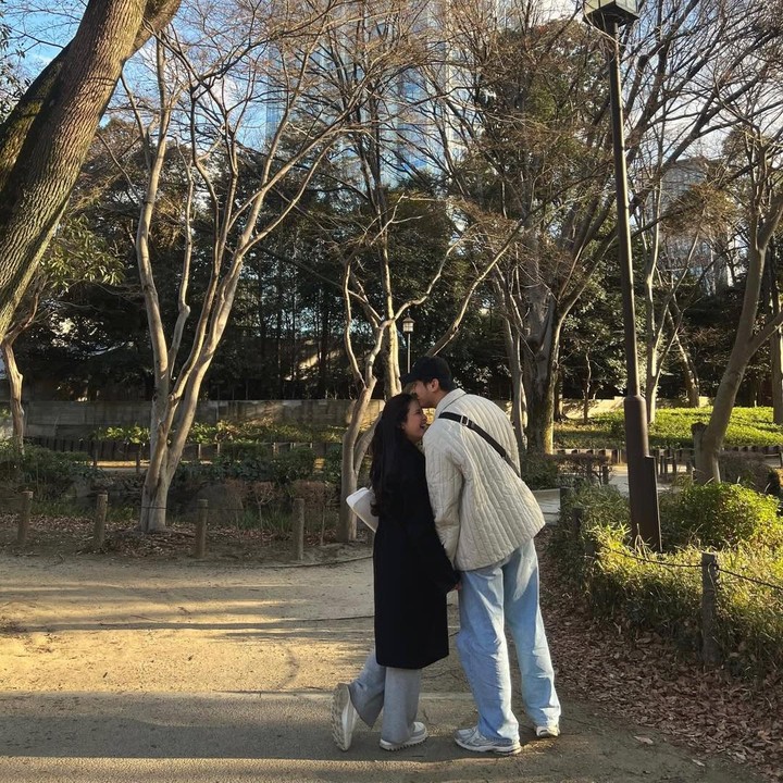 <p>Hanggini secara khusus mem-<em>posting</em> momen saat menyusuri jalan yang dipenuhi pepohonan di Instagram. Di salah satu foto, Luthfi terlihat mencium kening istrinya yang sedang hamil. "Sayang," ujar Hanggini di <em>caption</em> unggahannya. (Foto: Instagram @hanggini/ @luthfiaulia)</p>