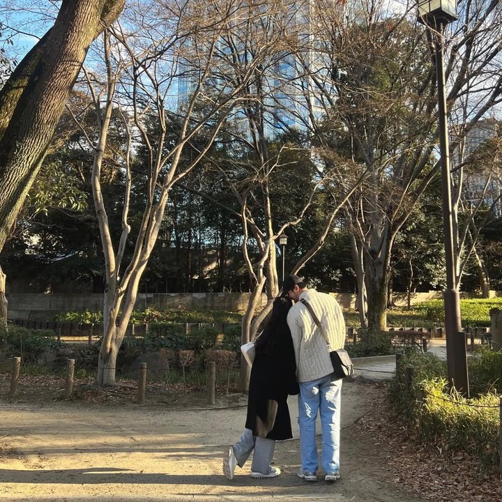 <p>Postingan Hanggini dan Luthfi ini banjir komentar positif dari netizen. Beberapa di antaranya turut mendoakan Hanggini agar diberikan kelancaran selama menjalani kehamilan pertamanya. "Hepi sehat selalu semua," tulis akun @di***. "sehat sehat bumill!!" ungkap @w4***. "selalu gemeshhhh, sehat sehat bumil," ujar akun @ds***. (Foto: Instagram @hanggini/ @luthfiaulia)</p>