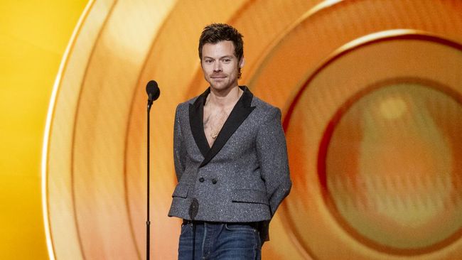 Harry Styles sukses menduduki puncak Billboard Hot 100 dengan Aperture, single utama dari album barunya, Kiss All the Time. Disco, Occasionally.