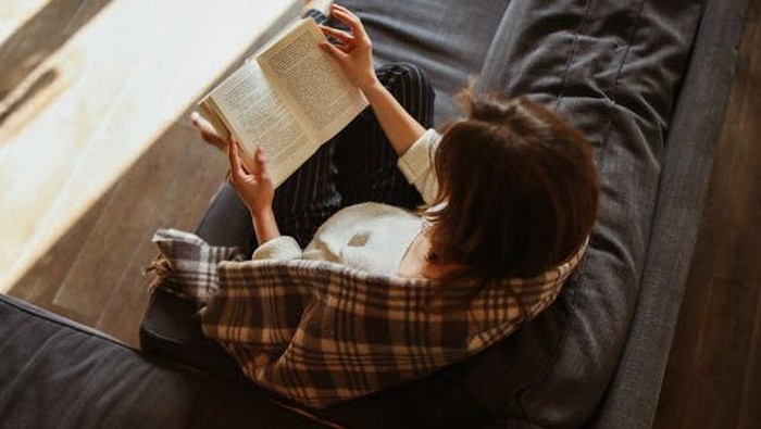 Membaca adalah hobi yang membawa kesenangan bagi orang cerdas. Bukan hanya untuk menaikkan mood, tapi juga memuaskan rasa ingin tahu mereka.