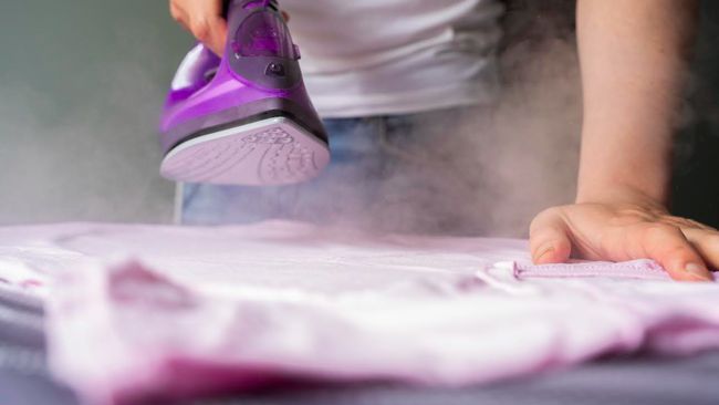 Setrika Tak Panas Maksimal, Begini Cara Membersihkannya