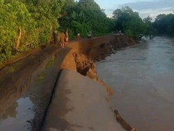 Jalan Trans Ende-Mbai Ambles Parah, Aspal Berjatuhan ke Sungai