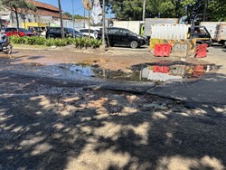 Banyak Pengendara Jatuh, Warga Tambal Jalan Berlubang di Penjaringan Jakut