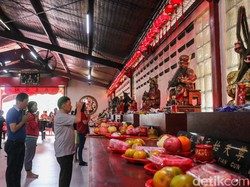 Video Imlek di Vihara Dharma Bhakti, Walkot Jakbar Pastikan Ibadah Berjalan Baik