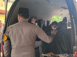 Jenazah Eyang Meri Hoegeng Diberangkatkan ke Rumah Duka di Depok