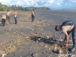 Polsek Kerambitan dan Warga Bersih-bersih Pantai Kelating Usai Disorot Presiden