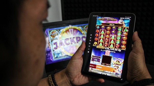 Warga melihat konten iklan judi online melalui gawainya di Palangka Raya, Kalimantan Tengah, Selasa (3/2/2026). Kementerian Komunikasi dan Digital (Kemenkomdigi) mencatat sepanjang tahun 2025 telah memblokir sebanyak 2 juta lebih konten judi online s