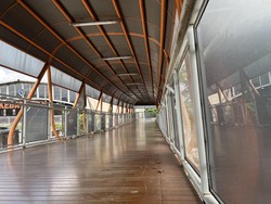 Warga Curhat Sering Injak Kotoran Kucing Saat Jalan di Skywalk Kebayoran