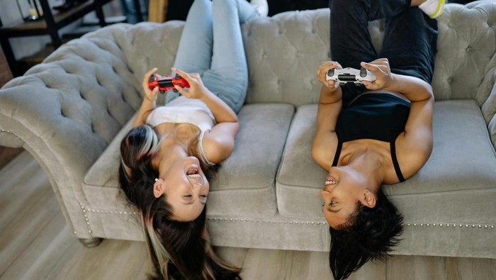 Kreatif. Kreativitas membuat humor terasa “segar”, tapi tetap familier.