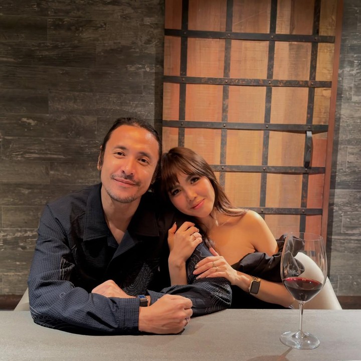 <p>Selain dengan kedua putrinya, Ello juga tak pernah melupakan untuk <em>quality time</em> dengan sang istri Cindy. Pada perayaan ulang tahun pernikahan keempat belum lama ini, Ello dan istrinya memutuskan untuk <em>dinner</em> romantis. Dalam unggahan di Instagram, Cindy menuliskan pesan romantis untuk suami tercinta. "Selamat ulang tahun pernikahan keempat, sayang! Kamu punya hati yang begitu besar, tak ada yang bisa mengukurnya! Aku sangat bersyukur dan bangga bisa menyebutmu suamiku Ulang tahun pernikahan hari ini rasanya seperti ulang tahunku juga, aku benar-benar terkejut sampe netesin air mata lol, kamu berhasil," tulis Cindy. (Foto: Instagram @marcello_tahitoe)</p>