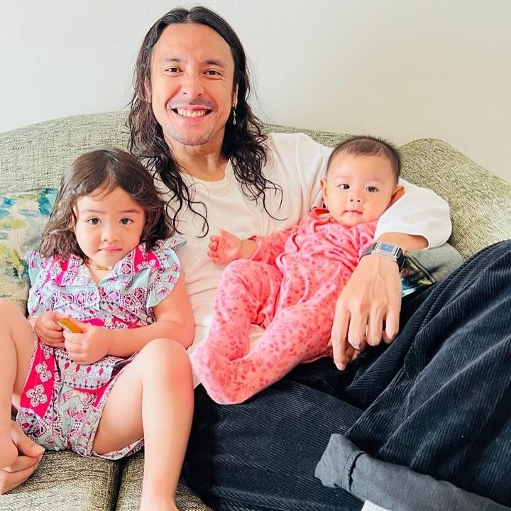 <p>Kedua anak perempuan Ello masih sangat kecil, Bunda. Anak pertamanya, Dunia Tahitoe, yang lahir pada 2023 sebentar lagi genap berusia tiga tahun. Sementara anak keduanya, Darah Tahitoe, belum genap berusia dua tahun. Darah Tahitoe lahir pada November 2024. (Foto: Instagram @marcello_tahitoe)</p>