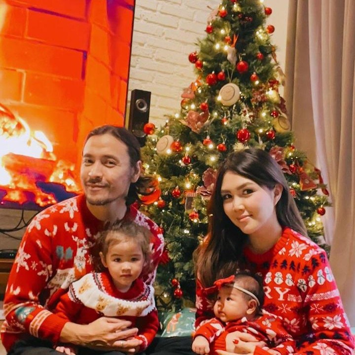 <p>Istri penyanyi Marcello Tahitoe atau Ello, Cindy Maria, juga menjalani kehamilan dengan jarak cukup dekat. Cindy melahirkan anak pertamanya pada 20 Februari 2023, yang diberi nama Dunia Tahitoe. Pada 11 November 2024, Cindy melahirkan anak keduanya yang diberi nama Darah Tahitoe. (Foto: Instagram @marcello_tahitoe)</p>