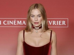Glamor Maksimal, Margot Robbie Menyala dengan Berlian 100 Karat