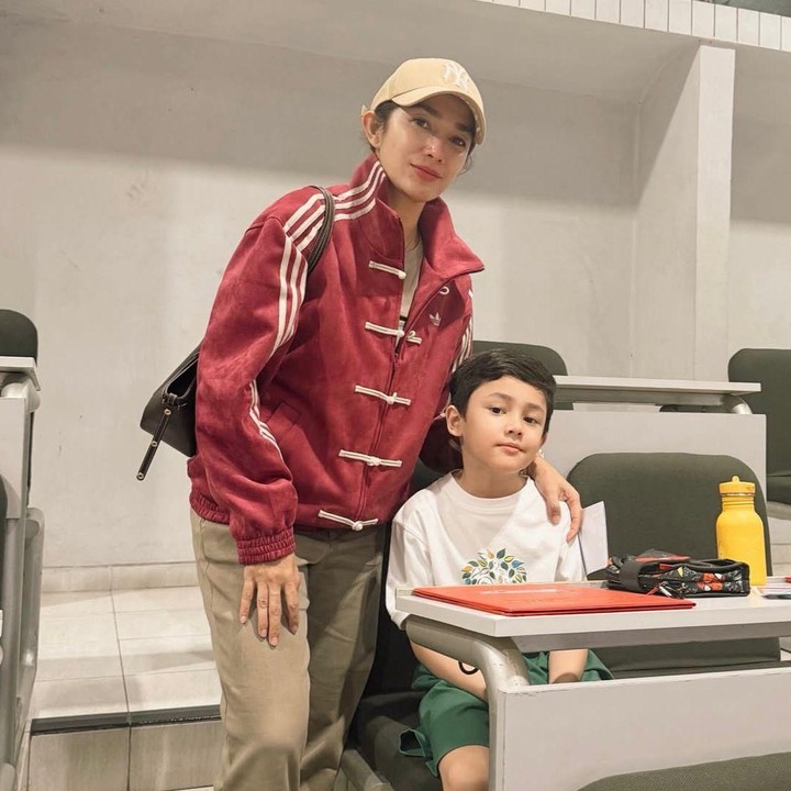 <p>Selalu ada kisah menarik dari keluarga Ussy Sulistyawati. Anak bungsunya, Sakalingga Ibra Pratama atau yang akrab disapa Saka, belum lama ini ia mengikuti Olimpiade Sains Indonesia tingkat Provinsi DKI Jakarta. (Foto: Instagram @ussypratama)</p>