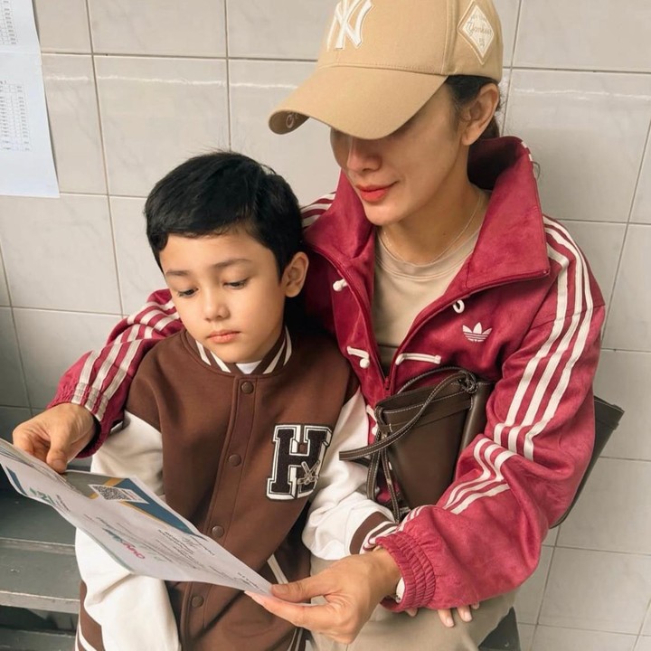 <p>Meski masih duduk di bangku Taman Kanak-kanak (TK), putra Ussy dan Andhika ini ternyata sudah menunjukkan ketertarikan pada pelajaran matematika, lho, Bunda. Minat Saka ini justru berbanding terbalik dengan sang Bunda. "Hhhmmm..mama nya benci banget sama matematika jaman sekolah.. kok anak-anaknya pada demen yaa," ungkapnya. (Foto: Instagram @ussypratama)</p>