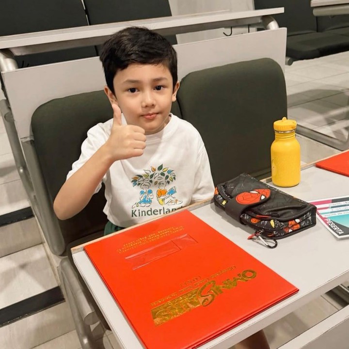 <p>Melihat dari momen yang dibagikan, terlihat Ussy setia mendampingi Saka saat bersiap mengikuti tes tersebut. Ia juga tidak menuntut apa pun kepada sang anak untuk menjadi juara. Bagi Ussy, apa pun hasil akhirnya, Saka tetap menjadi kebanggaan keluarga. "Bismillah Saka boy...apapun hasilnya nanti mama selalu banggaaa!!!" tuturnya. (Foto: Instagram @ussypratama)</p>