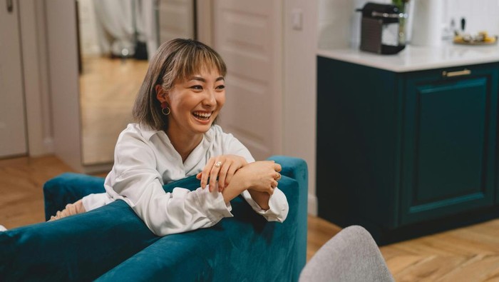 Mudah beradaptasi. Orang humoris tampak cocok berada di sirkel mana pun.