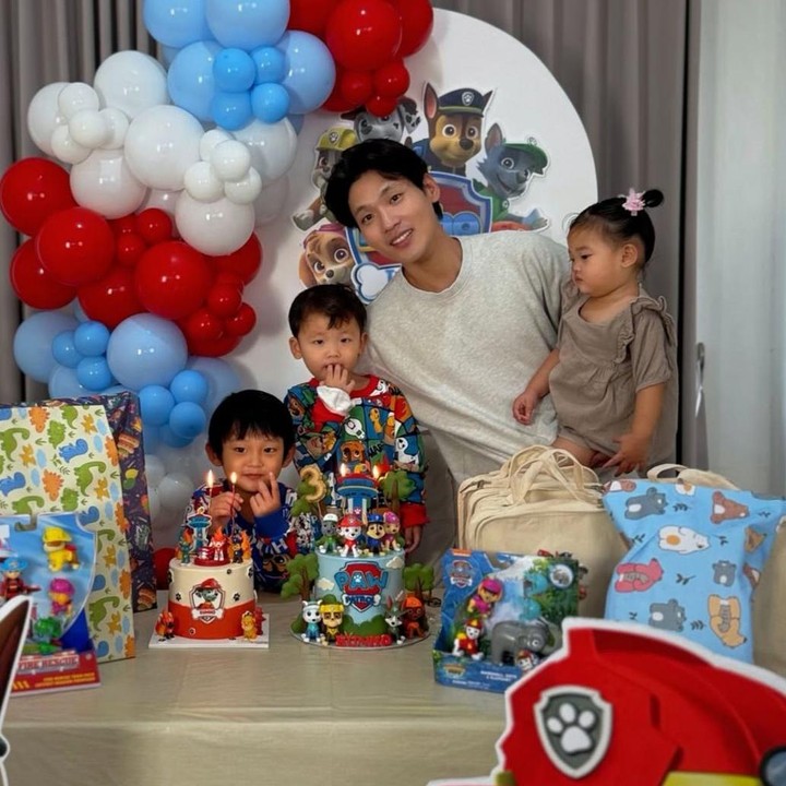 <p>Melalui unggahan di Instagram, Daehoon membagikan momen perayaan ulang tahun Eunho yang berlangsung sederhana di rumah. Di hari spesial sang anak, Daehoon menyiapkan dekorasi lengkap beserta kue ulang tahun yang bertemakan film animasi <em>Paw Patrol</em>. (Foto: Instagram @daehoon_na)</p>