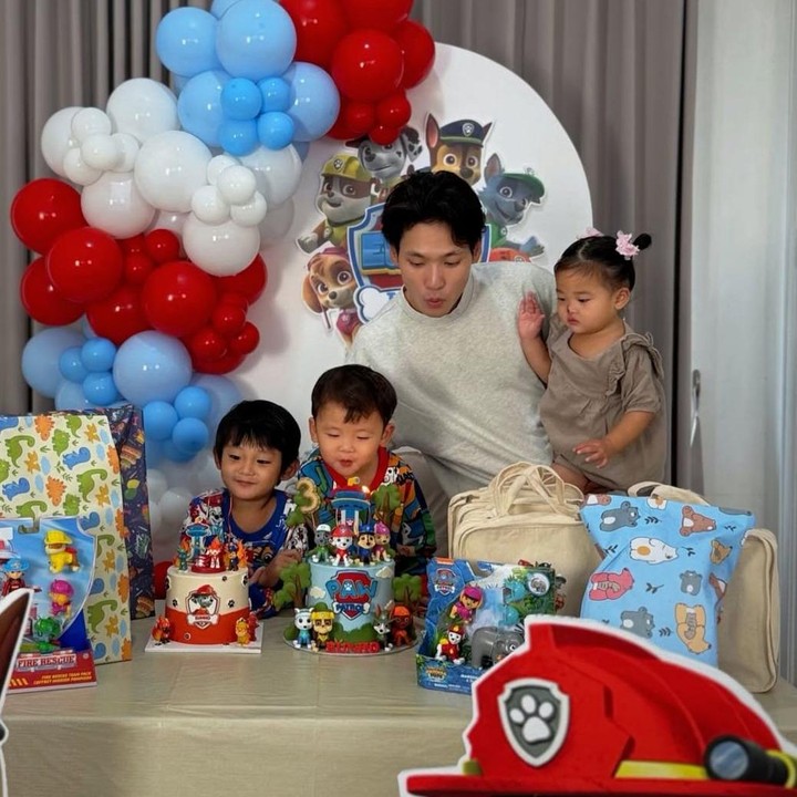 <p><em>Content Creator</em> Na Daehoon atau yang juga dikenal dengan nama AA Daehoon diketahui memiliki tiga orang anak bernama Na Junho, Na Eunho, dan Na Jena. Baru-baru ini, anak keduanya, Eunho, merayakan ulang tahunnya yang ketiga, Bunda. (Foto: Instagram @daehoon_na)</p>