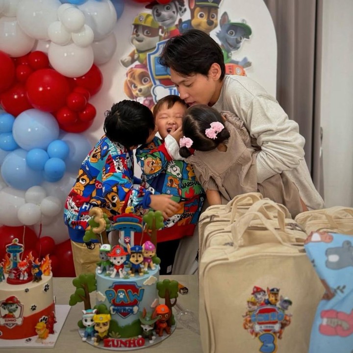 <p>Tak berhenti sampai di situ, pria kelahiran Korea Selatan ini juga menyelipkan doa untuk sang anak. Ia berharap Eunho selalu tumbuh sehat, ceria, dan bahagia. "Semoga kamu selalu tumbuh sehat dan ceria seperti sekarang. Selamat ulang tahun," ungkapnya. (Foto: Instagram @daehoon_na)</p>