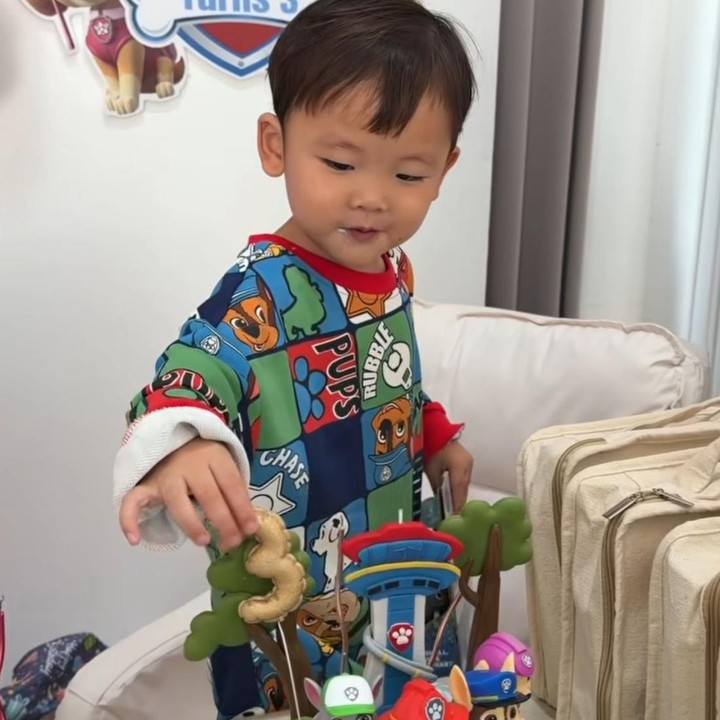 <p>Eunho yang lahir pada 2 Februari 2023 kini sudah genap berusia 3 tahun, Bunda. Putra Daehoon yang dikenal sebagai anak yang 'doyan makan' ini terlihat begitu antusias dan bahagia saat melihat kue ulang tahunnya. Tanpa menunggu lama, ia pun langsung melahap kue tersebut. (Foto: Instagram @daehoon_na)</p>