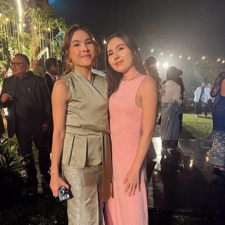 <p>Bahkan, keduanya juga tak jarang menghadiri berbagai acara bersama. Misalnya saja, seperti foto berikut ini ketika mereka tengah datang ke acara pernikahan kerabat dekatnya.&nbsp;(Foto: Instagram @oliviajensen)</p>