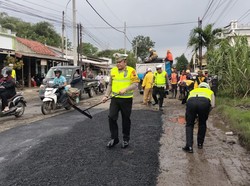 Ops Keselamatan Candi, Satlantas Polres Pekalongan Tambal Jalan di Bojong