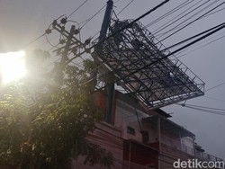 Papan Reklame Besar Ambruk Dihantam Hujan Angin di Surabaya