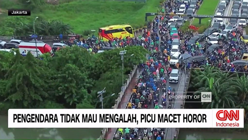 VIDEO: Pengendara Tak Mau Mengalah, Picu Macet Horor