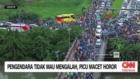 VIDEO: Pengendara Tak Mau Mengalah, Picu Macet Horor