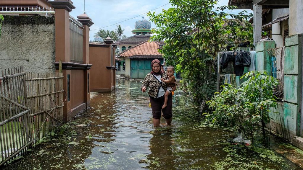 FOTO: Banjir Tak Jua Surut Setelah 22 Hari Rendam Desa Cakung Banten