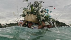 FOTO: Suasana Gembira Iringi Persembahan untuk Dewi Laut di Brasil