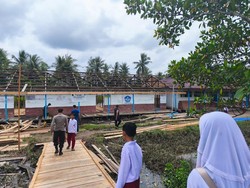 Polda Riau Bedah SD di Inhil: Renovasi Ruang Kelas dan Jembatan ke Sekolah