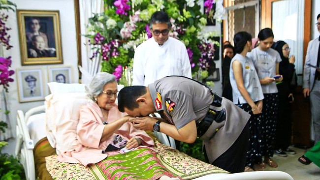 Kapolri Jenderal Listyo Sigit Prabowo menyampaikan duka mendalam menyusul kepergian Meriyati Roeslani Hoegeng (Eyang Meri).