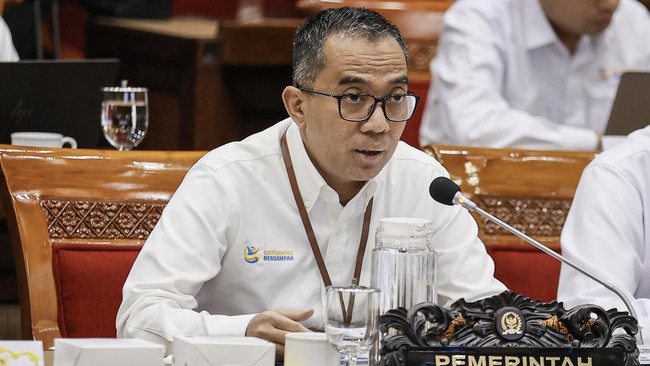 Mendiktisaintek Brian Yuliarto menyampaikan paparan pada rapat kerja dengan Komisi X DPR di Kompleks Parlemen, Senayan, Jakarta, Selasa (3/2/2026).