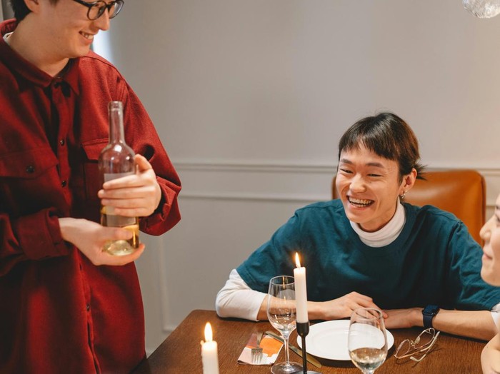 Spontan dan cerdas. Percakapan biasa menjadi lebih menghibur.