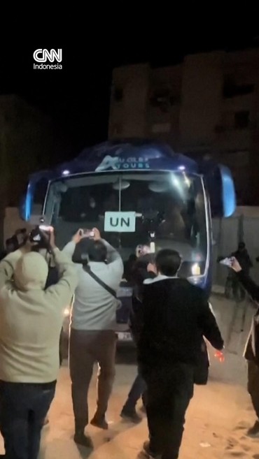 Momen Warga Palestina Pulang Kampung usai Israel Buka Jalur Rafah