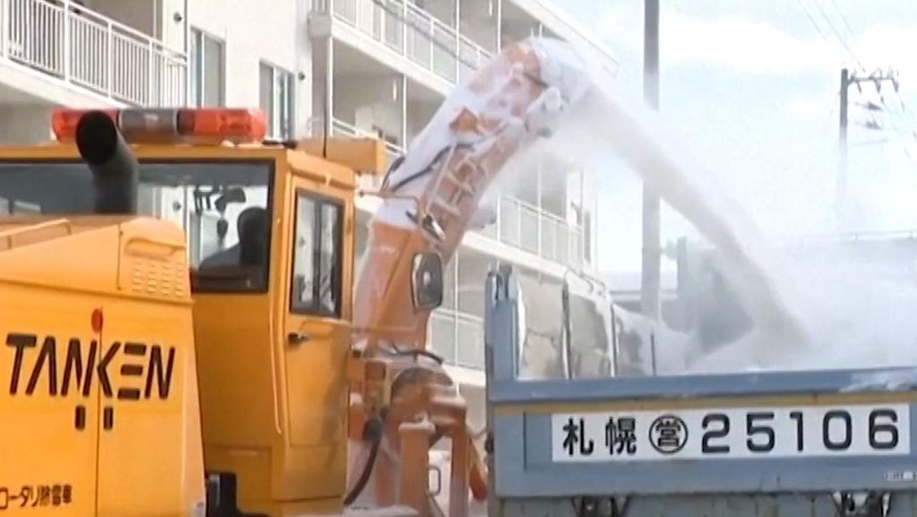 Badai Salju Ekstrem, Jepang Kerahkan Alat Berat untuk Evakuasi