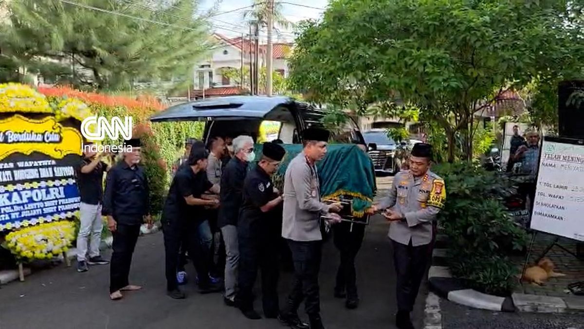 Momen Jenazah Istri Hoegeng Tiba di Rumah Duka