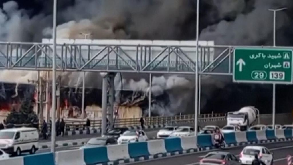 Detik-detik Kebakaran Besar Lahap Pusat Perbelanjaan di Teheran Iran