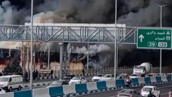 Detik-detik Kebakaran Besar Lahap Pusat Perbelanjaan di Teheran Iran