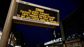 Transportasi Umum Lumpuh Total Gara-gara Demo & Aksi Mogok