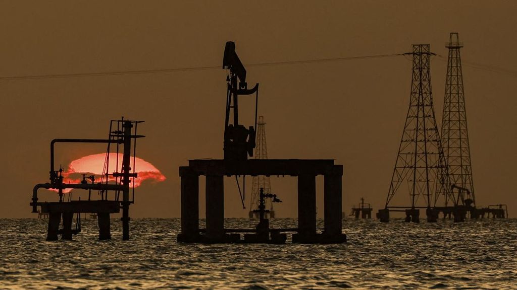 Harga Minyak Dunia Turun Usai AS-Iran Janji Lanjut Pembahasan Nuklir