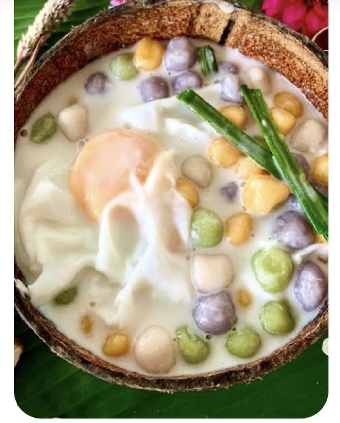 Bua Loy adalah dessert tradisional yang terdiri dari bola-bola tepung beras berwarna-warni yang dimasak dalam kuah santan manis. Warna-warna pastelnya yang cantik berasal dari bahan alami seperti talas, labu, dan daun pandan.